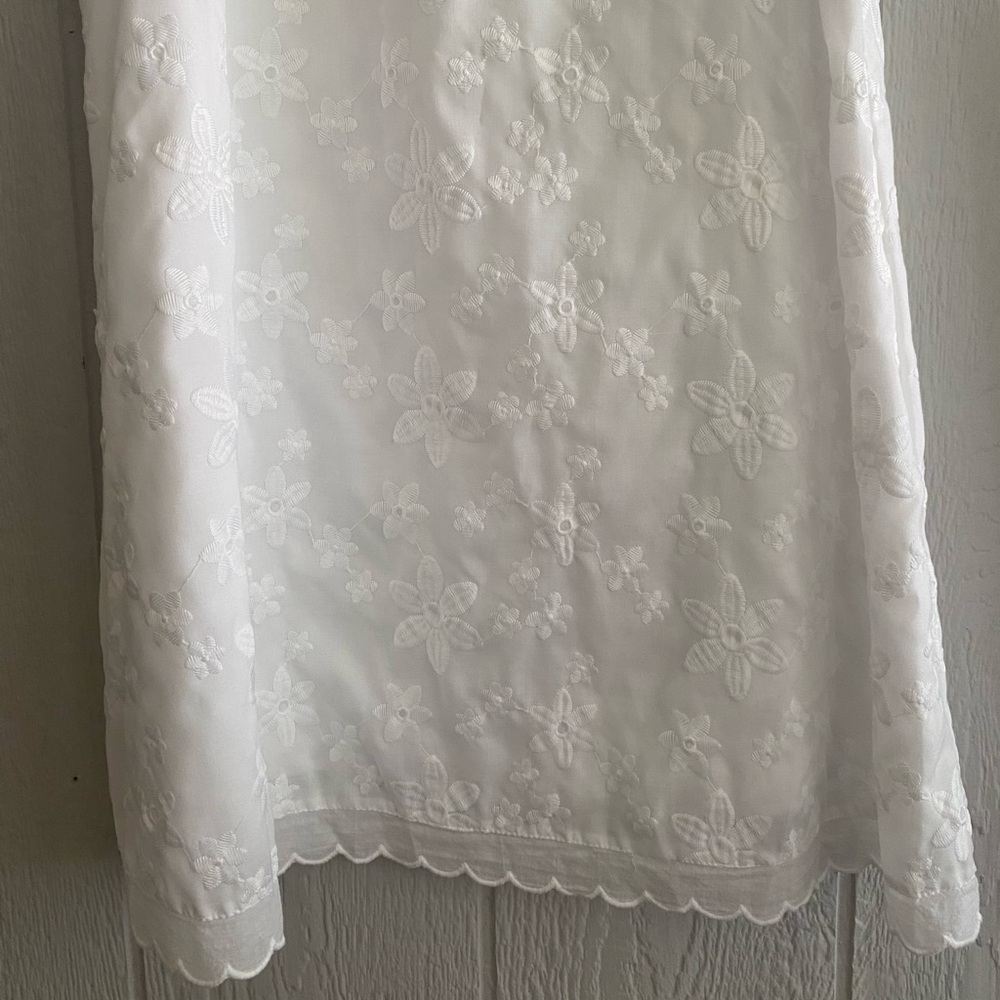 White Sleeveless Scalloped Edge Short Embroidered Floral Lined Sundress No Size - Picture 3 of 10